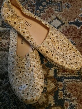 TOMS Women's Classic Slip-On in Beige Colourful Print